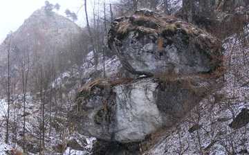 "Piatra incalecata" din Valea Cernei